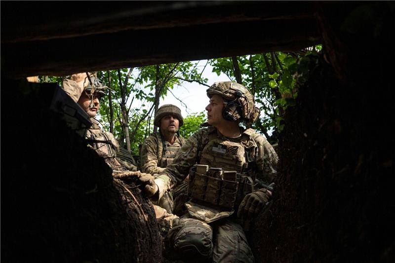 Krieg gegen die Ukraine: So ist die Lage Ukrainische Soldaten der 28. Brigade sitzen in ihrer Stellung an der Frontlinie in der Region Donezk.