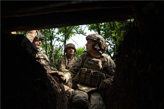 Ukrainische Soldaten der 28. Brigade sitzen in ihrer Stellung an der Frontlinie in der Region Donezk.