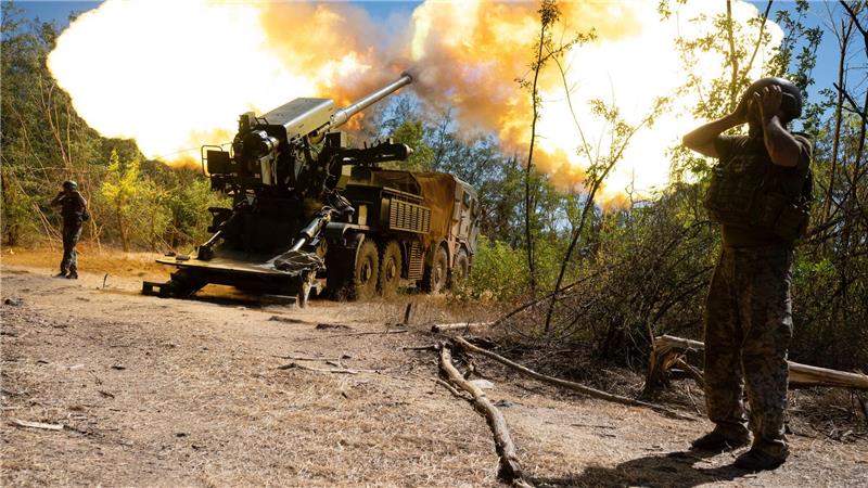 Bilder des Tages Ukrainische Soldaten der 44. Artilleriebrigade feuern eine Panzerhaubitze 2s22 Bohdana auf russische Stellungen an der Frontlinie in der Region Saporischschja.