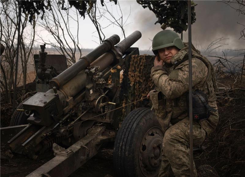 Krieg gegen die Ukraine: So ist die Lage Ukrainische Soldaten der 71. Jägerbrigade feuern eine Haubitze M101 auf russische Stellungen an der Frontlinie bei Awdijiwka ab.