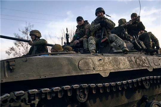 Ukrainische Soldaten fahren auf einem gepanzerten Fahrzeug an der Frontlinie. Die Stadt Bachmut ist seit Monaten schwer umkämpft.