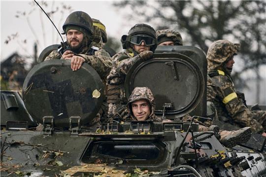 Ukrainische Soldaten fahren in der Region Donezk auf einem Schützenpanzer.