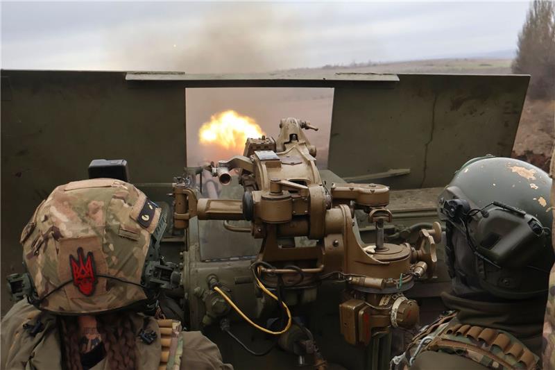 Krieg gegen die Ukraine: So ist die Lage Ukrainische Soldaten feuern an der Frontlinie in der Nähe von Bachmut mit einer Waffe.