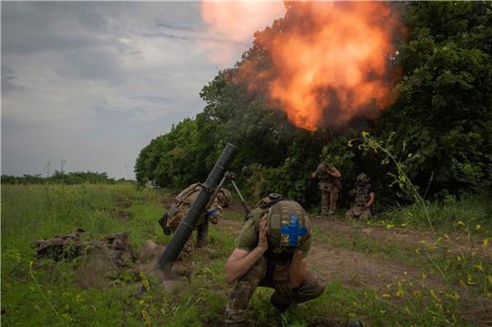 Ukrainische Soldaten feuern auf russische Stellungen.