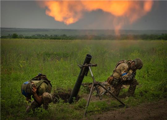 Ukrainische Soldaten feuern auf russische Stellungen an der Frontlinie in Saporischschja.