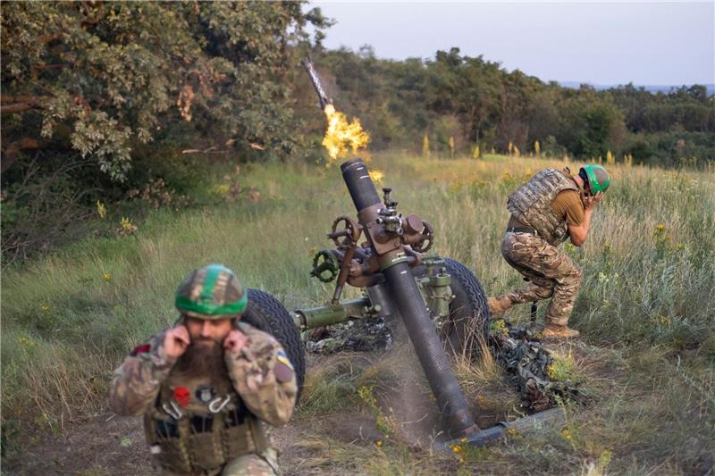 Krieg gegen die Ukraine: So ist die Lage Ukrainische Soldaten feuern auf russische Stellungen an der Frontlinie in der Nähe von Bachmut.