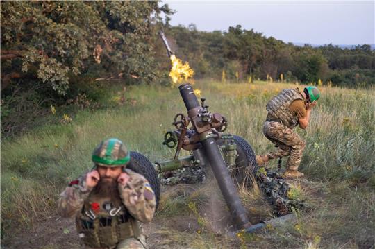 Ukrainische Soldaten feuern auf russische Stellungen an der Frontlinie in der Nähe von Bachmut.