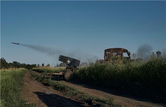 Ukrainische Soldaten feuern ein Mini-Mehrfachraketen-System auf russische Stellung ab.