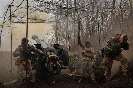 Ukrainische Soldaten feuern eine Haubitze D-30 an der Frontlinie in der Region Donezk ab.