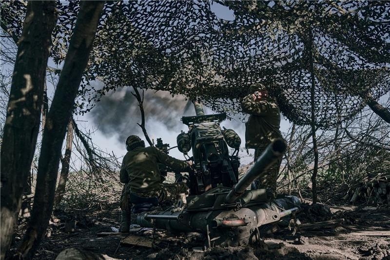 Krieg gegen die Ukraine: So ist die Lage Ukrainische Soldaten feuern eine Kanone auf russische Stellungen an der Frontlinie in der Nähe von Bachmut, in der Region Donezk.