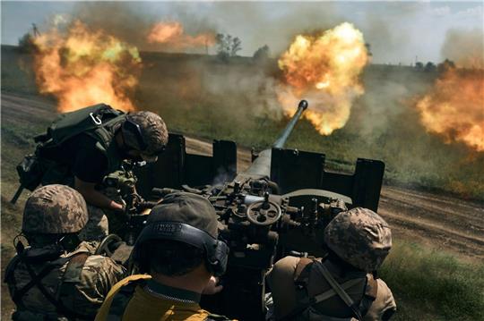 Ukrainische Soldaten feuern eine Kanone in der Nähe von Bachmut ab.