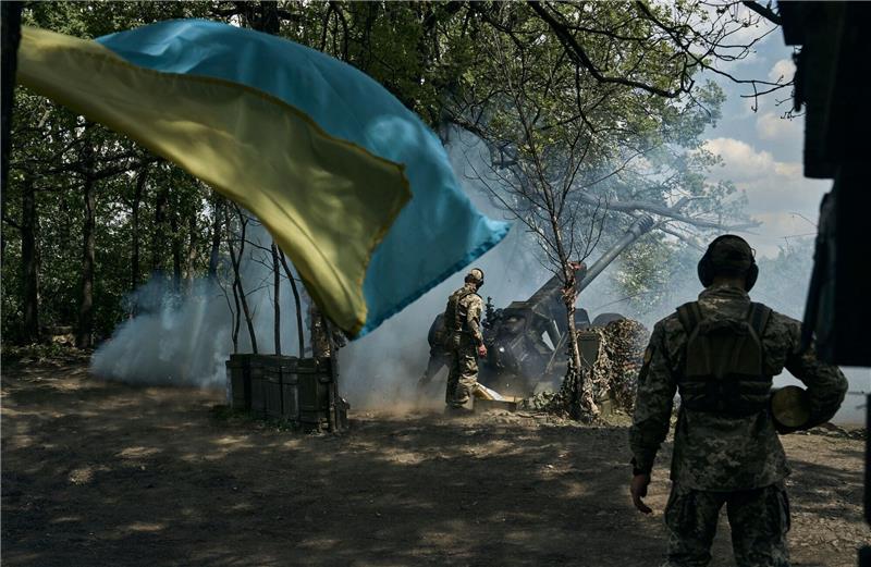 Ukrainische Soldaten feuern eine Kanone in der Nähe von Bachmut in der Region Donezk ab.