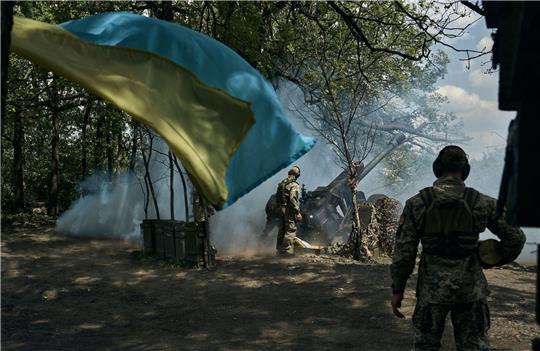 Ukrainische Soldaten feuern eine Kanone in der Nähe von Bachmut in der Region Donezk ab.