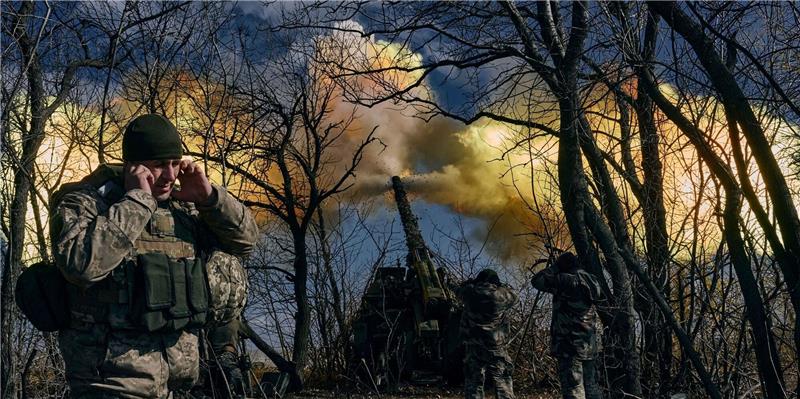 Krieg gegen die Ukraine: So ist die Lage Ukrainische Soldaten feuern eine Panzerhaubitze auf russische Stellungen in der Nähe von Bachmut.