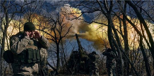 Ukrainische Soldaten feuern eine Panzerhaubitze auf russische Stellungen in der Nähe von Bachmut.