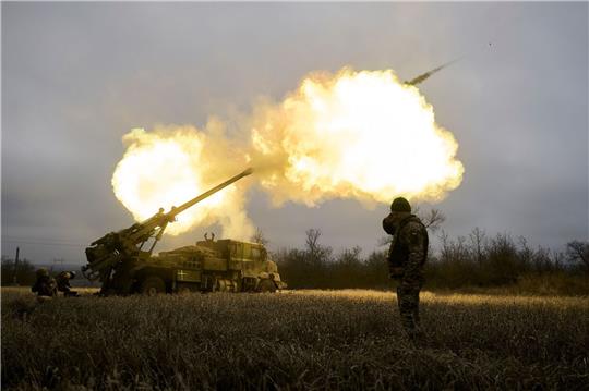 Ukrainische Soldaten feuern eine französische Panzerhaubitze vom Typ CAESAR auf russische Stellungen.