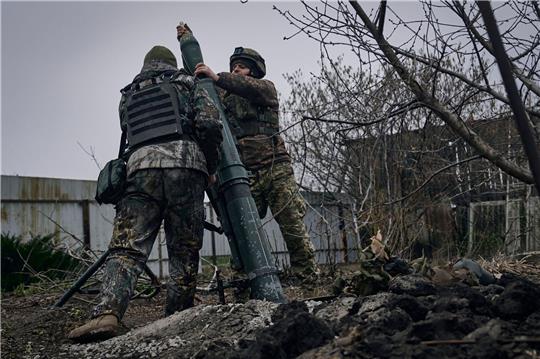 Ukrainische Soldaten feuern einen Mörser auf russische Stellungen an der Frontlinie bei Bachmut ab.