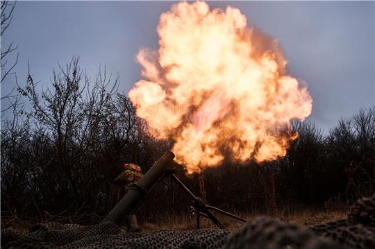 Ukrainische Soldaten feuern in Bachmut mit Mörsergranaten auf russische Stellungen.