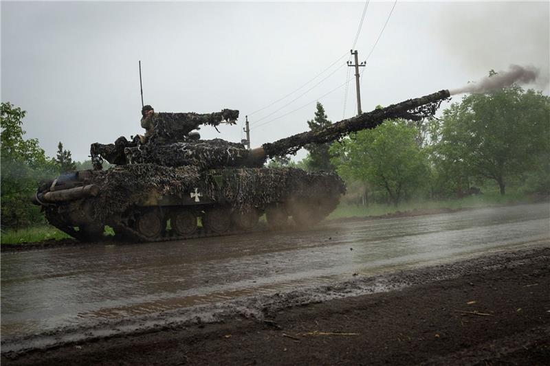 Selenskyj-Berater: Ukrainische Gegenoffensive läuft schon Ukrainische Soldaten feuern von einem ukrainischen Panzer an der Front in der Nähe von Bachmut in der Region Donezk auf russische Stellungen.