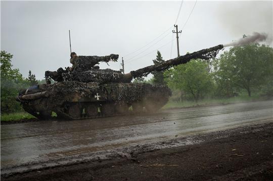 Ukrainische Soldaten feuern von einem ukrainischen Panzer an der Front in der Nähe von Bachmut in der Region Donezk auf russische Stellungen.