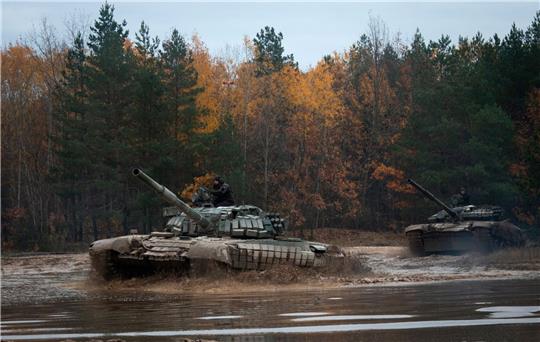 Ukrainische Soldaten führen in Tschernihiw mit erbeuteten russischen T-72 Panzern eine militärische Übung durch.