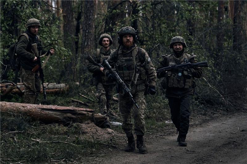 Krieg gegen die Ukraine: So ist die Lage Ukrainische Soldaten gehen in der Nähe der russischen Stellungen in der Region Luhansk durch den Wald.