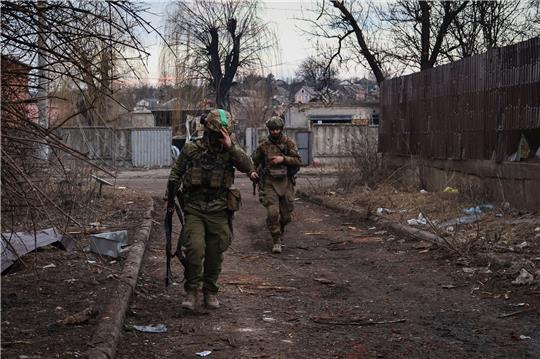 Ukrainische Soldaten in bachmut. Die ukrainische Militärführung hat beschlossen, die ostukrainische Stadt weiter zu verteidigen.