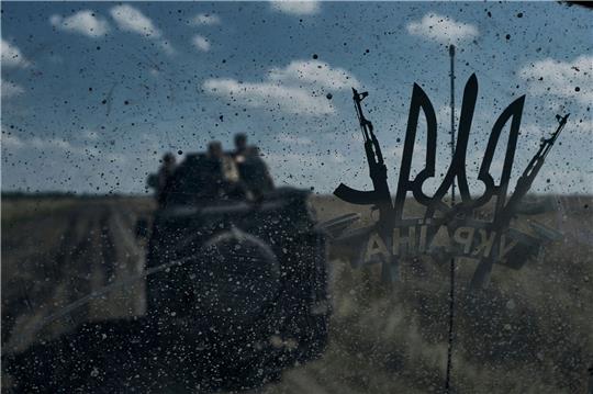 Ukrainische Soldaten in der Nähe von Bachmut an der Frontlinie.