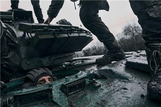 Ukrainische Soldaten in und auf einem erbeuteten russischen Panzer an der Frontlinie in der Region Donezk (Symbolbild).