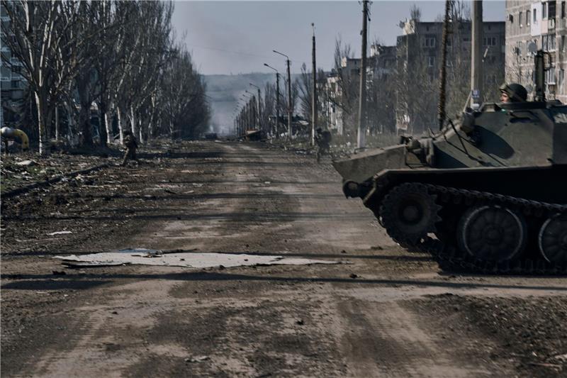 Geheime US-Dokumente sind Störfeuer für die neue Kriegsphase Ukrainische Soldaten laufen über eine Straße in Bachmut. Geleakte US-Informationen zum Krieg in der Ukraine setzen nicht nur die USA unter Druck.