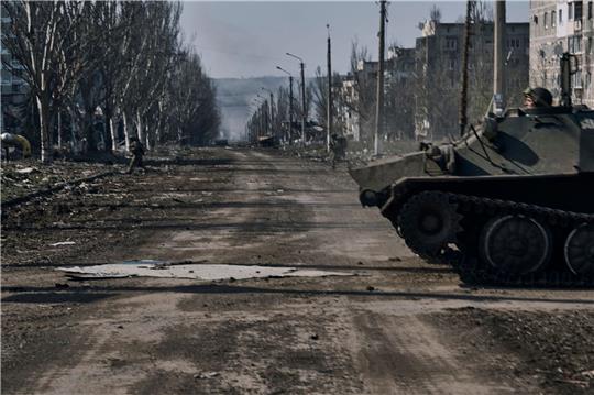 Ukrainische Soldaten laufen über eine Straße in Bachmut. Geleakte US-Informationen zum Krieg in der Ukraine setzen nicht nur die USA unter Druck.