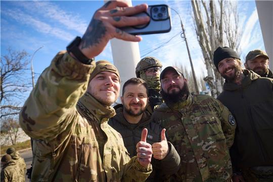 Ukrainische Soldaten machen ein Selfie mit Wolodymyr Selenskyj während seines Besuchs in Cherson.