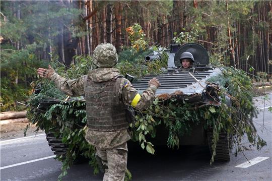 Ukrainische Soldaten nehmen an einem Training zur Abwehr einer feindlichen Offensive teil.