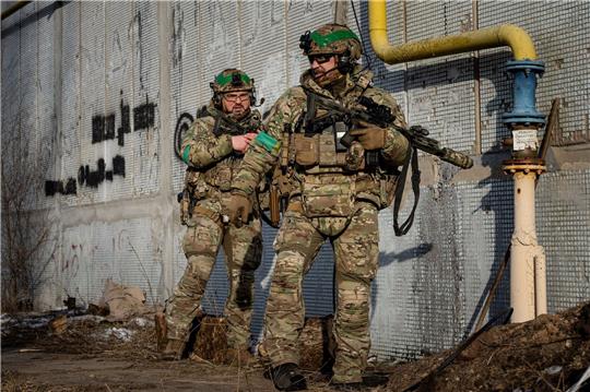 Ukrainische Soldaten patrouillieren auf einer Straße in Bachmut.