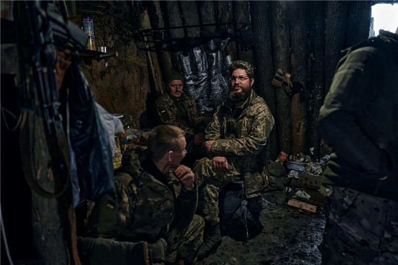 Krieg gegen die Ukraine: So ist die Lage Ukrainische Soldaten ruhen sich in einem Unterstand an der Frontlinie in Bachmut aus.