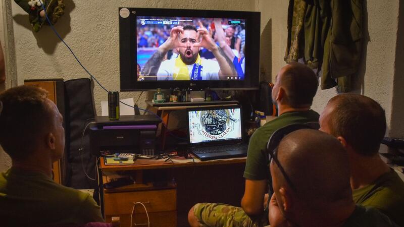 Ukrainische Soldaten schauen das EM-Spiel zwischen der Ukraine und der Slowakei. Selenskyj gratulierte dem Team zum 2:1-Sieg.