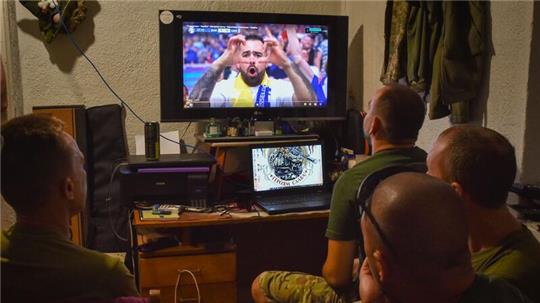 Ukrainische Soldaten schauen das EM-Spiel zwischen der Ukraine und der Slowakei. Selenskyj gratulierte dem Team zum 2:1-Sieg.