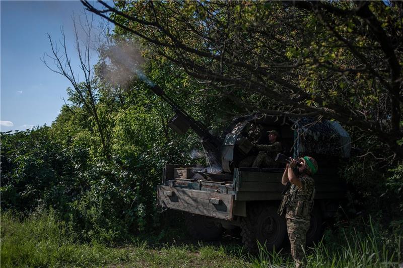 London: Starke Zunahme von Kämpfen in der Ukraine Ukrainische Soldaten schießen an der Front nahe Bachmut auf ein russisches Luftziel.