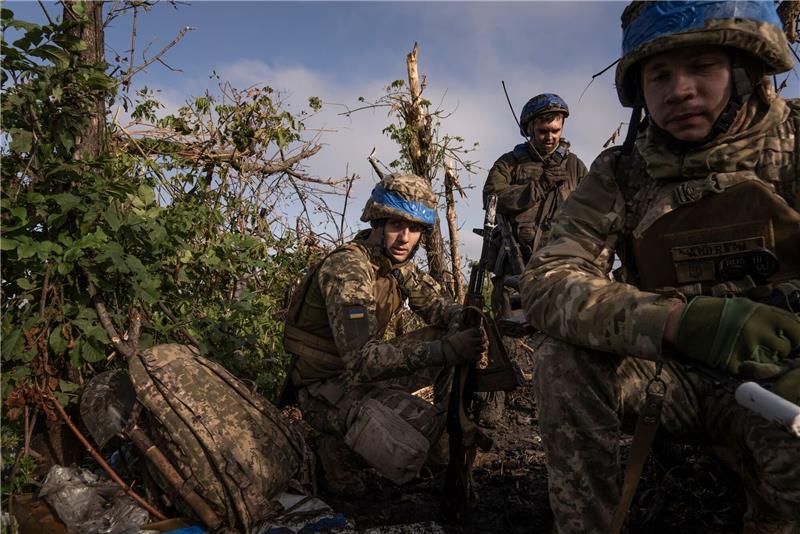 Stärkste russische Angriffe auf die Ukraine seit Januar Ukrainische Soldaten sitzen im September an der Frontlinie in der Nähe von Andrijewka in der Region Donezk. (Archivbild)