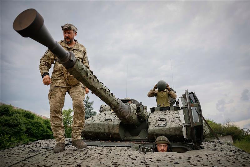 Krieg gegen die Ukraine: So ist die Lage Ukrainische Soldaten stehen auf einem schwedischen CV90-Schützenpanzer.