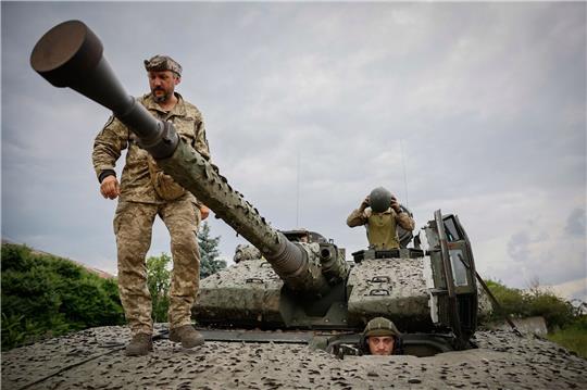 Ukrainische Soldaten stehen auf einem schwedischen CV90-Schützenpanzer.