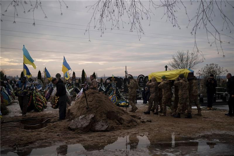 Ukrainische Soldaten tragen den Sarg eines 33-jährigen Kameraden während dessen Beerdigung in Butscha. Der Soldat starb während eines Kampfeinsatzes in der Region Donezk.