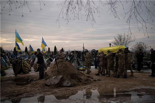 Ukrainische Soldaten tragen den Sarg eines 33-jährigen Kameraden während dessen Beerdigung in Butscha. Der Soldat starb während eines Kampfeinsatzes in der Region Donezk.