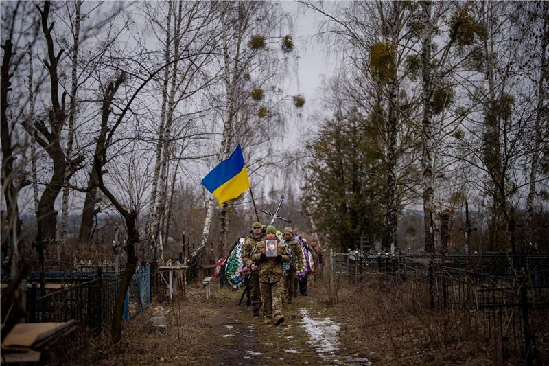 Krieg gegen die Ukraine: So ist die Lage Ukrainische Soldaten tragen den Sarg eines Kameraden bei dessen Beerdigung in Butscha. ER wurde bei den Kämpfen um Bachmut getötet.