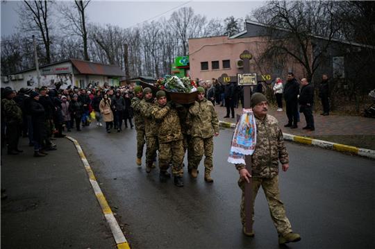 Ukrainische Soldaten tragen den Sarg eines Kameraden, der in Bachmut im Kampf gefallen ist.