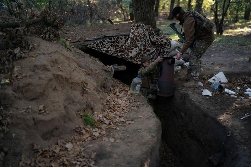 Ukrainische Soldaten überprüfen Mitte Oktober die von russischen Soldaten ausgehobenen Schützengräben bei Cherson.