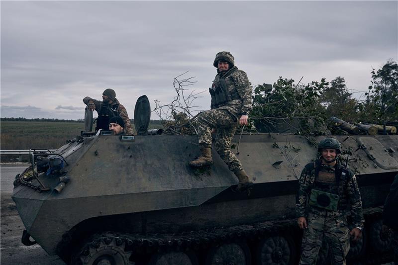 Mehr als 40.000 Frauen dienen in der ukrainischen Armee Ukrainische Soldaten und eine Soldatin (M) in der Nähe von Bachmut, Region Donezk.