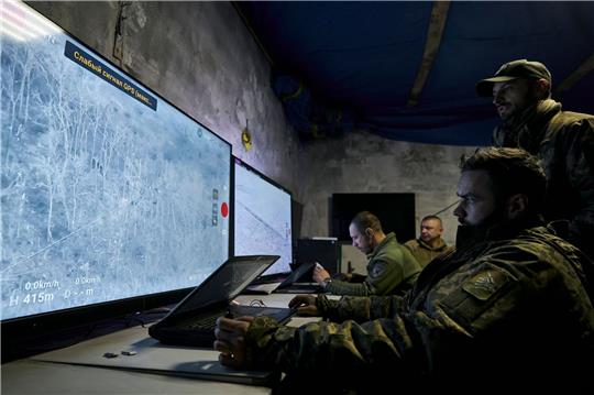 Ukrainische Soldaten verfolgen auf Monitoren die Übertragung von Drohnen in einer unterirdischen Kommandozentrale in Bachmut.