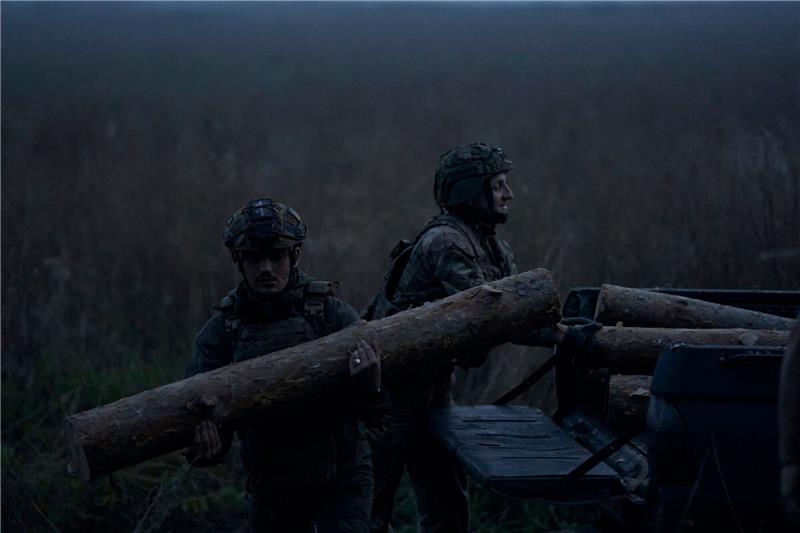 Krieg gegen die Ukraine: So ist die Lage Ukrainische Soldaten verstärken einen Graben an der Frontlinie nahe Bachmut.