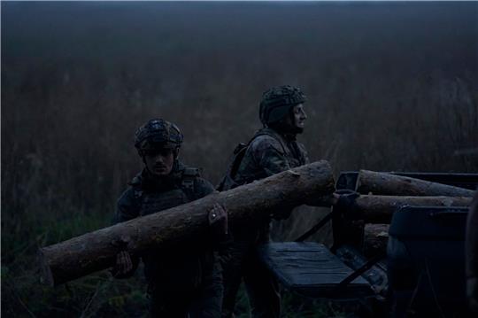 Ukrainische Soldaten verstärken einen Graben an der Frontlinie nahe Bachmut.
